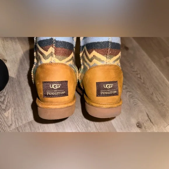 UGG & Pendleton Collection US size 9
PRE-owned - Picture 6 of 9